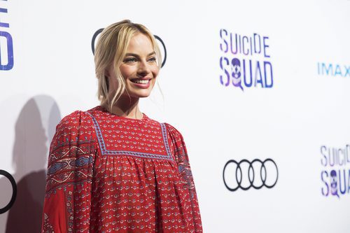 Margot Robbie combina su outfit con su maquillaje