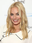 Margot Robbie complementa sus ojos verdes con sombras en tonos tierra