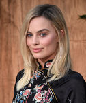 Margot Robbie combina su rubor con la sombra de ojos