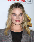 Margot Robbie enmarca su mirada con un toque de máscara de pestañas
