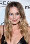 Margot Robbie maquilla de azul la waterline