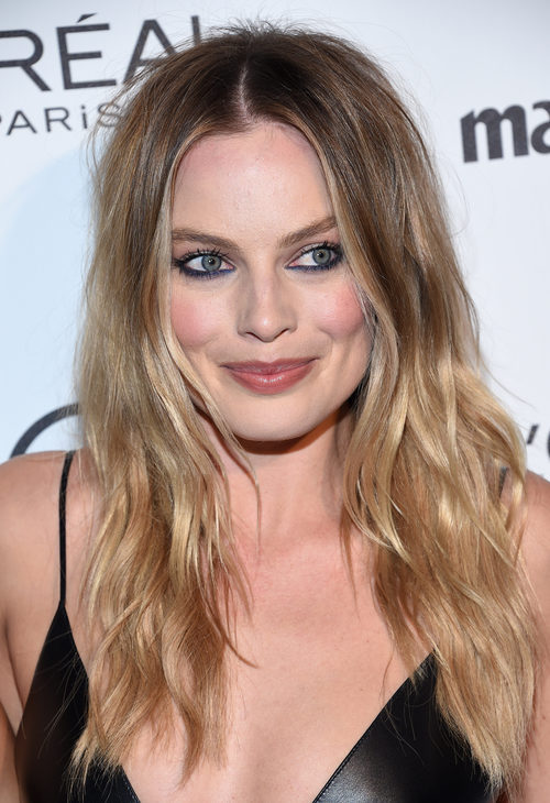 Margot Robbie maquilla de azul la waterline