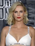 Charlize Theron con corte bob y labios rojos