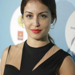 Hiba Abouk con recogido y labios rojos
