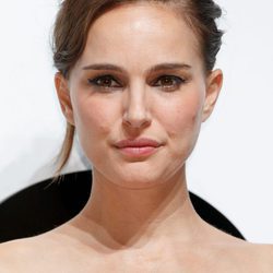 Natalie Portman con delineado negro y labial rosa