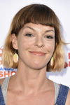 Pollyanna McIntosh con flequillo recto y maquillaje en tonos melocotón