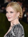 Nicole Kidman con recogido con trenzas y diadema