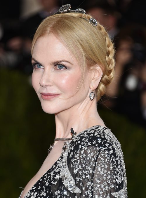 Nicole Kidman con recogido con trenzas y diadema