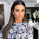 Lea Michele con melena extralisa con raya en medio