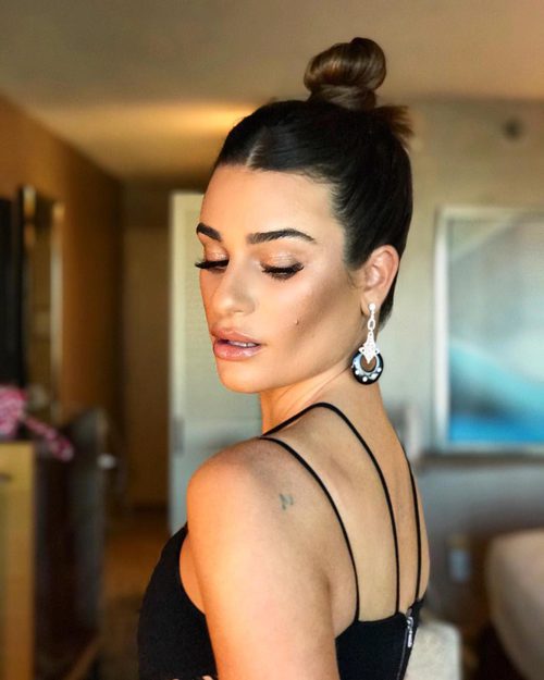 Lea Michele con moño alto y raya en medio