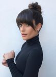 Lea Michele con moño ondulado y flequillo