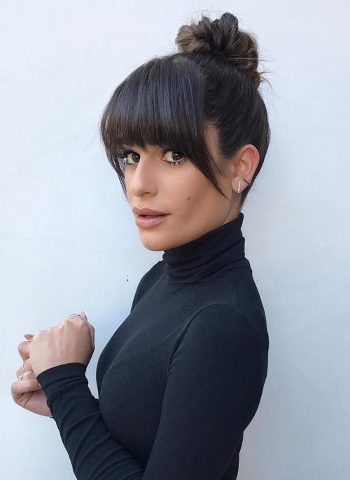 Lea Michele con moño ondulado y flequillo