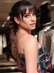 Lea Michele con trenza de espiga y flequillo abierto