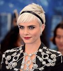 Cara Delevingne con una cinta negra