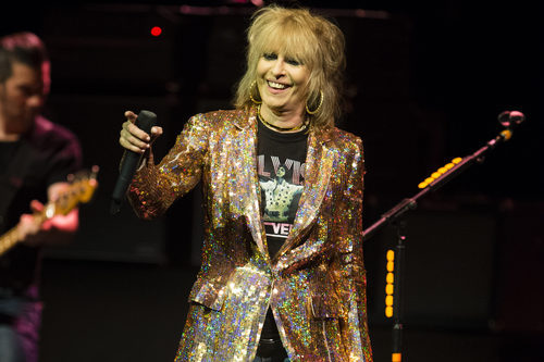 Chrissie Hynde con una melena midi abultada