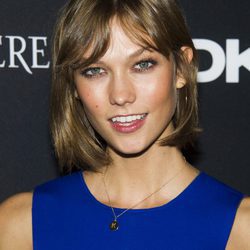 Karlie Kloss con melena bob y flequillo abierto