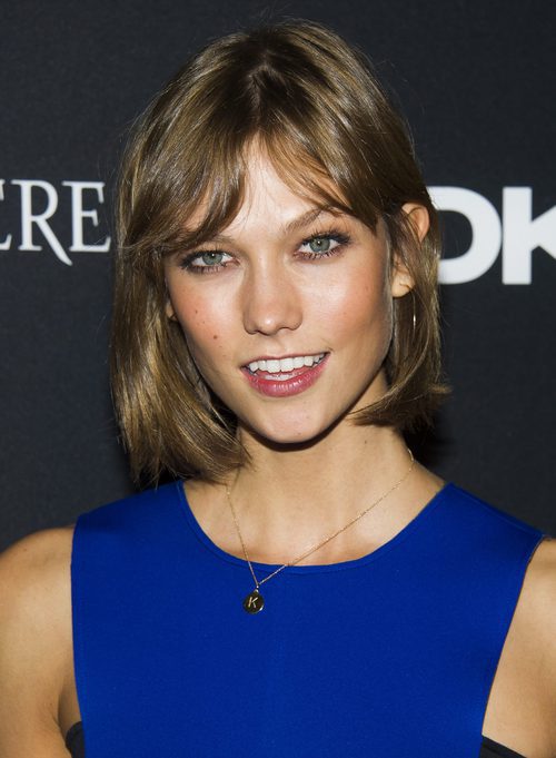 Karlie Kloss con melena bob y flequillo abierto