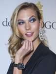 Karlie Kloss con ondas naturales y sombra de ojos azul