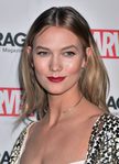 Karlie Kloss con melena midi y raya en medio