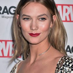 Karlie Kloss con melena midi y raya en medio