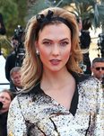 Karlie Kloss con melena hacia atrás y diadema