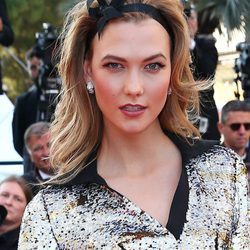 Karlie Kloss con melena hacia atrás y diadema