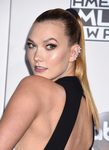 Karlie Kloss con coleta alta y efecto wet
