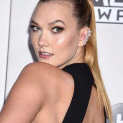 Karlie Kloss con coleta alta y efecto wet