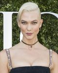 Karlie Kloss con cabello platino