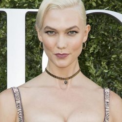 Karlie Kloss con cabello platino