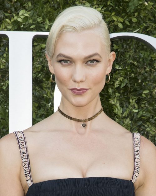 Karlie Kloss con cabello platino