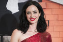 Krysten Ritter con delineado y labios rojos