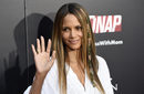 Halle Berry con el pelo liso y una rasta de tela de color verde