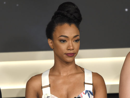 Sonequa Martin-Green con delineado multicolor