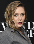 Elizabeth Olsen con cabello ondulado y labios borgoña