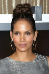 Halle Berry con moño alto y maquillaje en tonos tierra