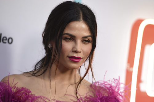 Jenna Dewan con sombras cobrizas y labial rosa fucsia