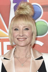 Anne Heche con maxi moño y maquillaje natural