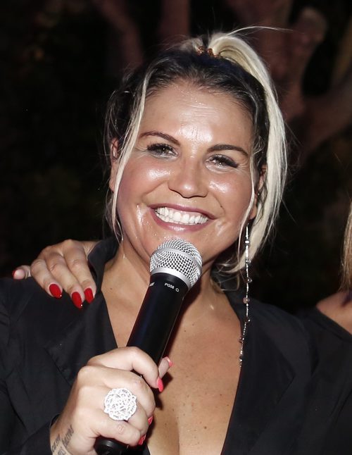 Katia Aveiro con maquillaje con brillos y coleta alta