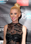 Tara Reid con moño alto de bailarina y smokey eye negro