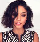 Vanessa Hudgens con short bob y maquillaje felino