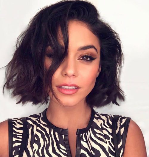 Vanessa Hudgens con short bob y maquillaje felino