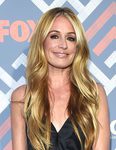 Cat Deeley con melena con raya en medio y maquillaje en tonos marrones