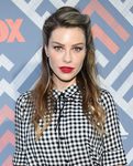 Lauren German con look pin up