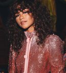 Zendaya con melena extrarizada y flequillo