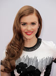 Holland Roden con cabello efecto mojado y labial coral