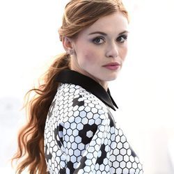 Holland Roden con coleta baja ondulada con tupé