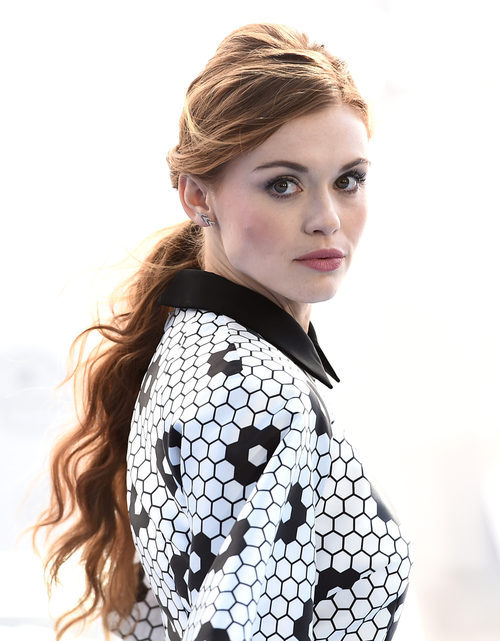 Holland Roden con coleta baja ondulada con tupé