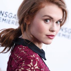 Holland Roden con recogido bajo y maquillaje natural