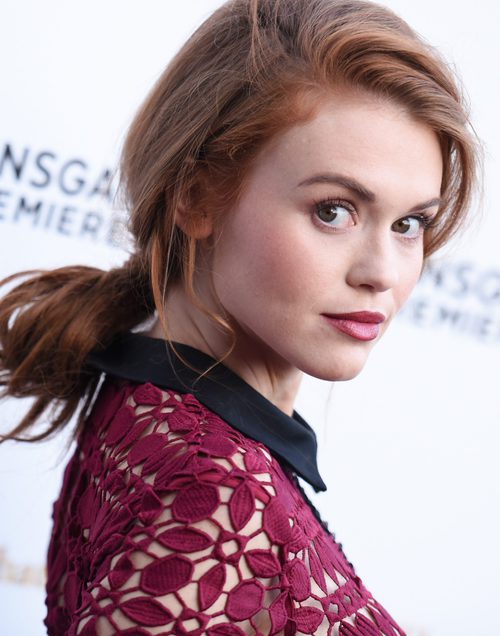 Holland Roden con recogido bajo y maquillaje natural